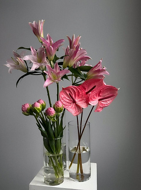 Set with pink anthuriums