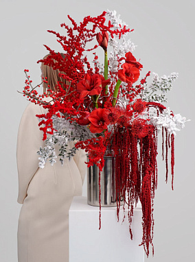 Бидон с цветами «Рубиновая стужа»