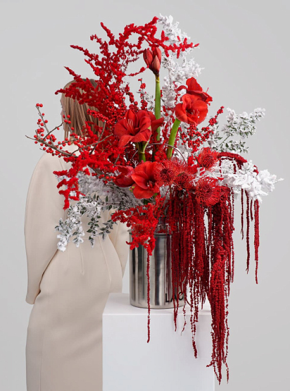 Бидон с цветами «Рубиновая стужа»