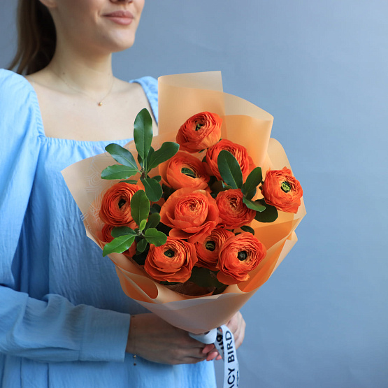 Монобукет из оранжевых ранункулюсов