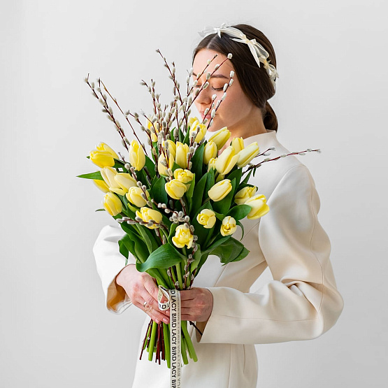 Тюльпаны с вербой