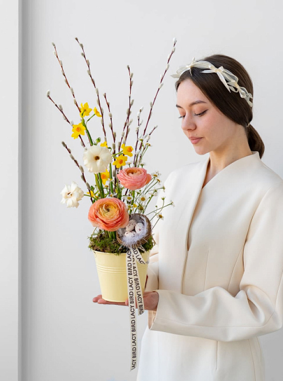 Композиция в ведёрке «Первый луч»