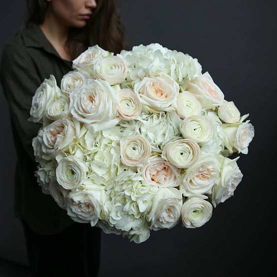 Триобукет из ранункулюсов, гортензии и пионовидных роз