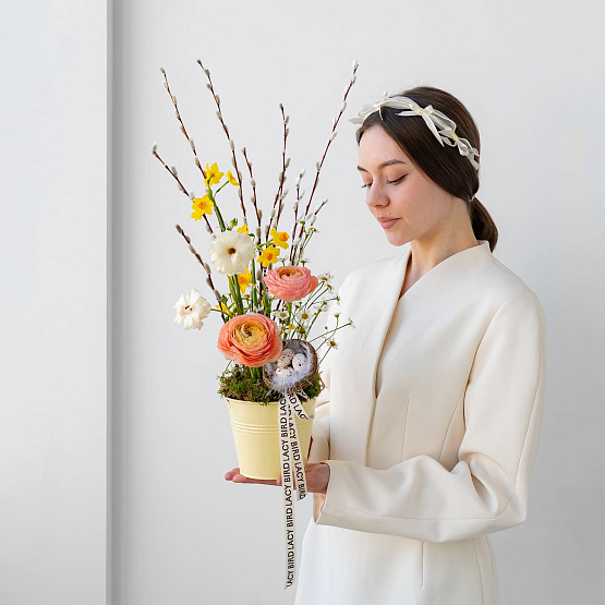 Композиция в ведёрке «Первый луч»