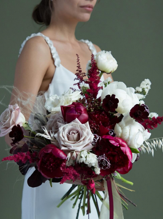 Burgundy-white Sprawling Bridal Bouquet