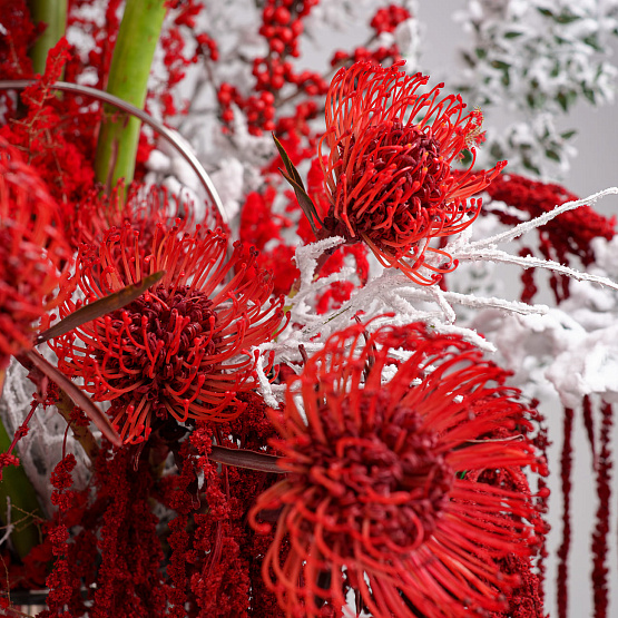 Бидон с цветами «Рубиновая стужа»