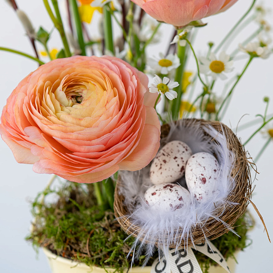 Композиция в ведёрке «Первый луч»