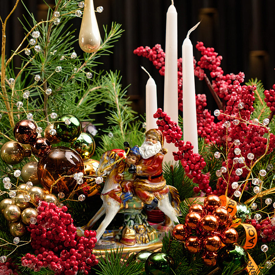 Композиция со свечами и Дедом Морозом «Пряности и сладости»