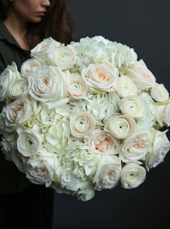 Триобукет из ранункулюсов, гортензии и пионовидных роз