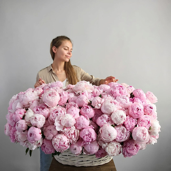 Корзина из 251 пиона