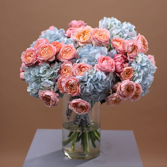 Дуобукет из гортензии и кустовой пионовидной розы