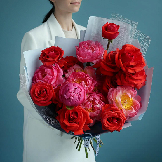 Дуобукет из роз и пионов «Coral Charm»