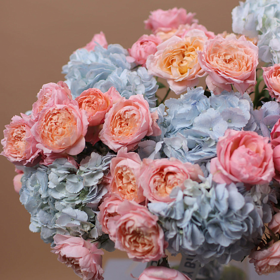 Дуобукет из гортензии и кустовой пионовидной розы