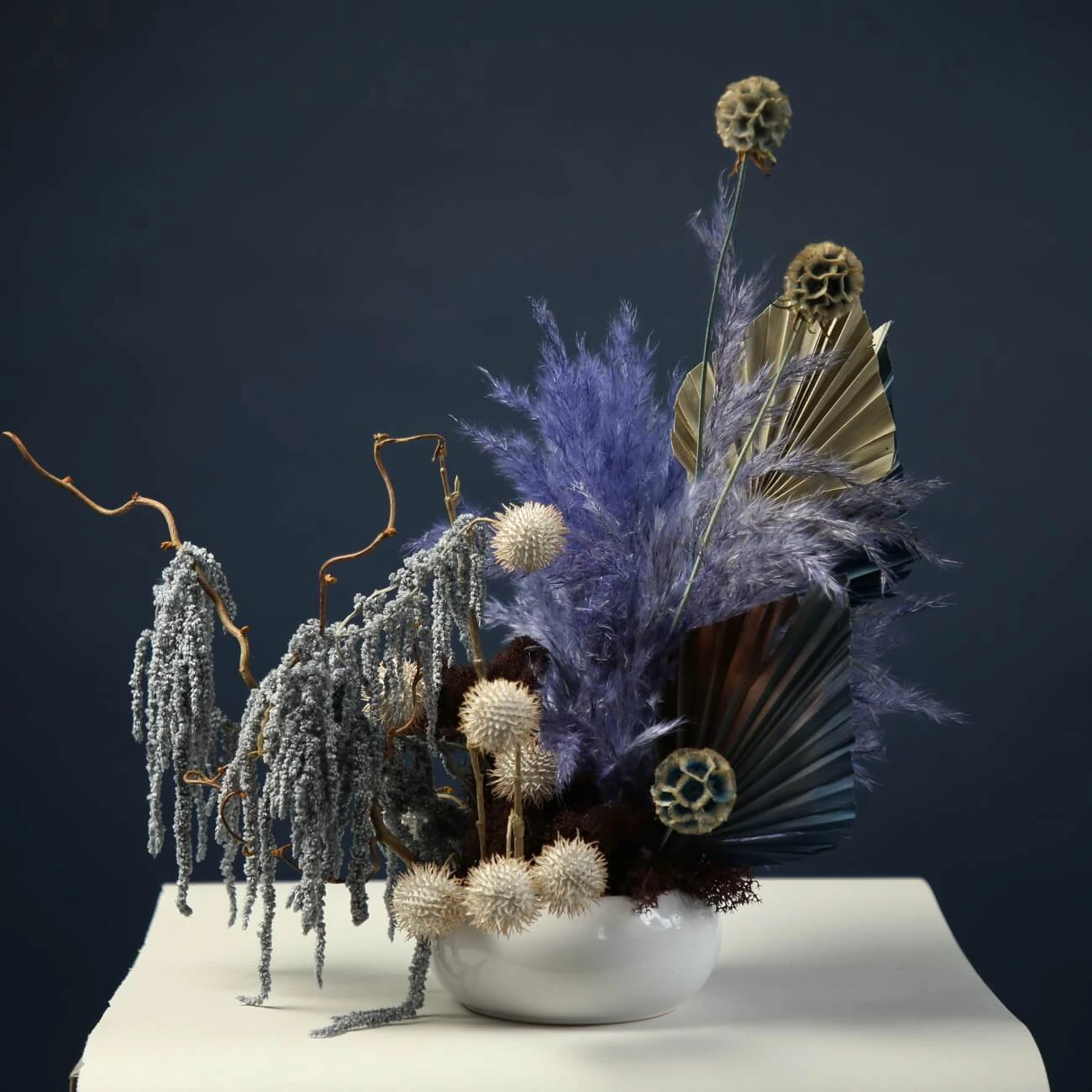 Композиция из сухоцветов синяя