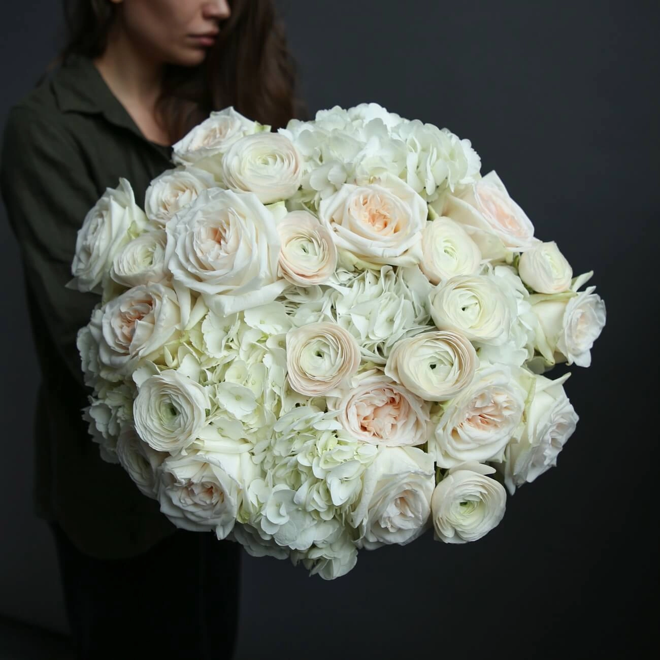 Триобукет из ранункулюсов, гортензии и пионовидных роз