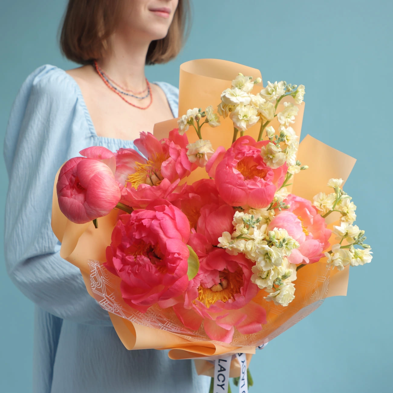 Букет из пионов «Coral Charm» и маттиолы