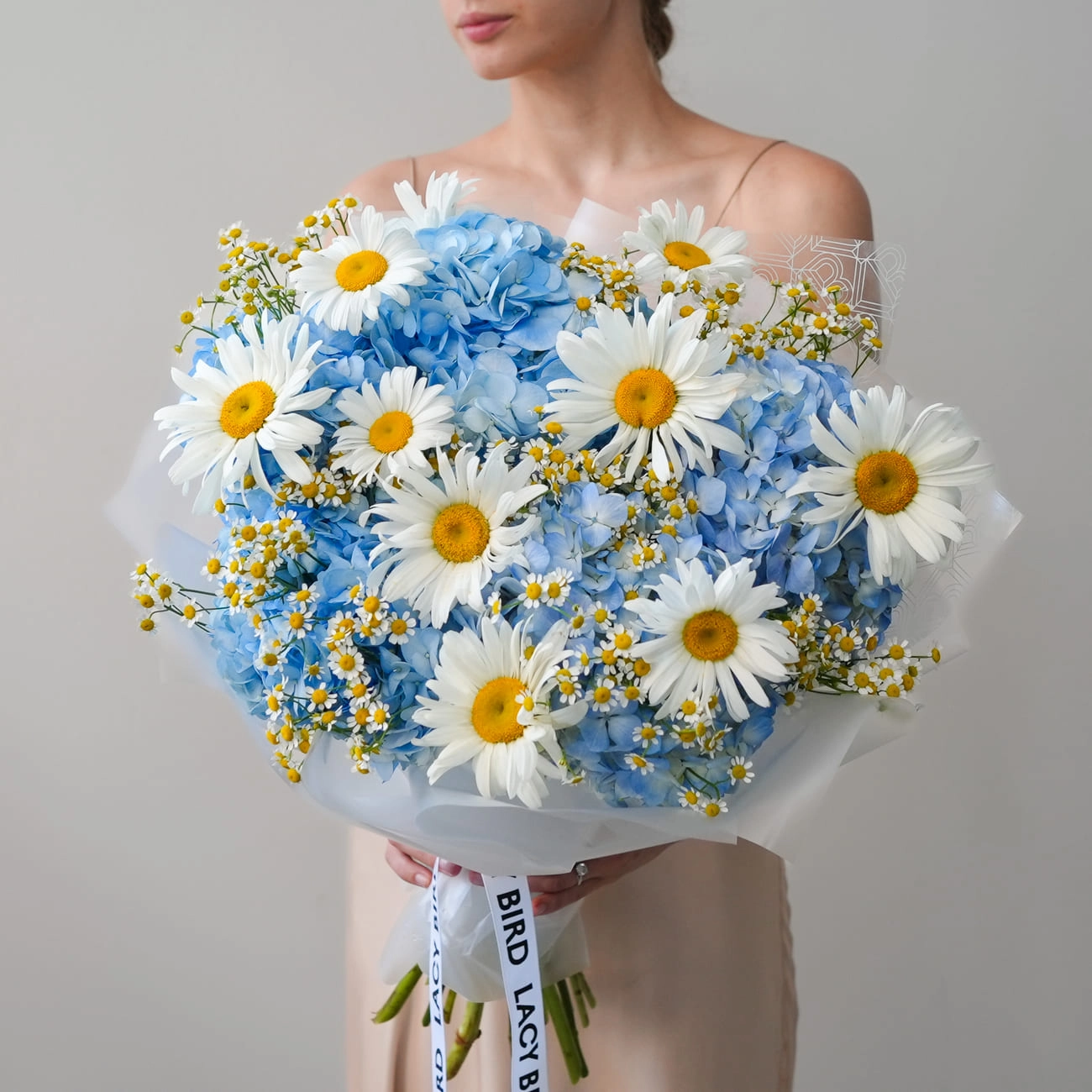 Триобукет «Голубая ромашка»