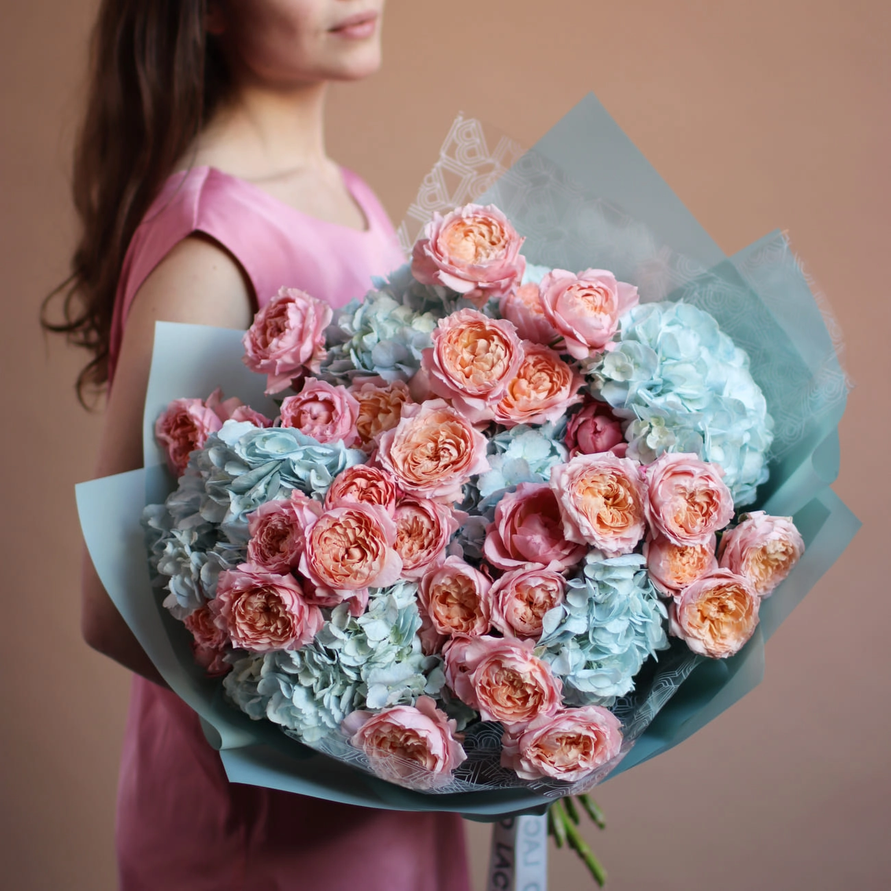 Дуобукет из гортензии и кустовой пионовидной розы