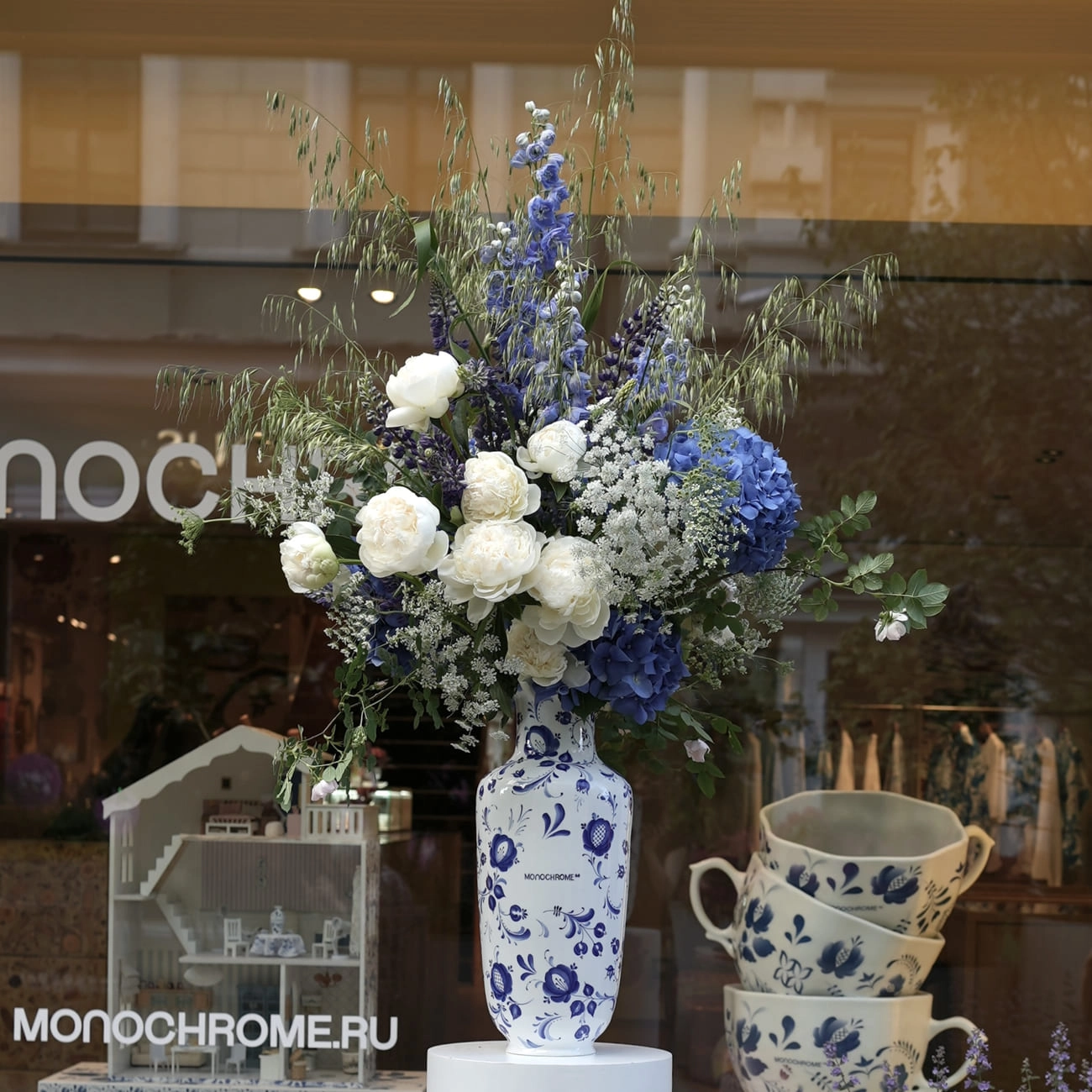 Композиция «Гжель» в вазе monochrome